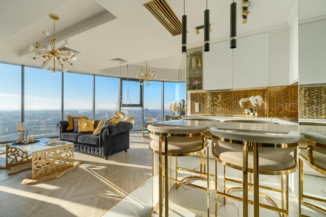 Basen w Hanza Tower przy apartamencie Gold 21 w Szczecinie