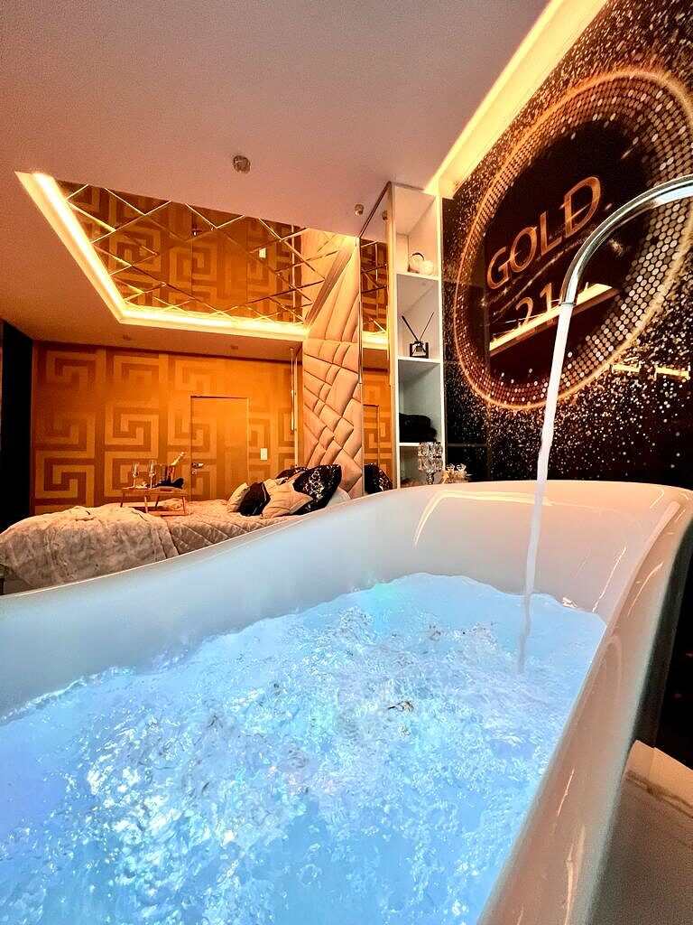 Jacuzzi z podświetleniem w strefie wellness Hanza Tower