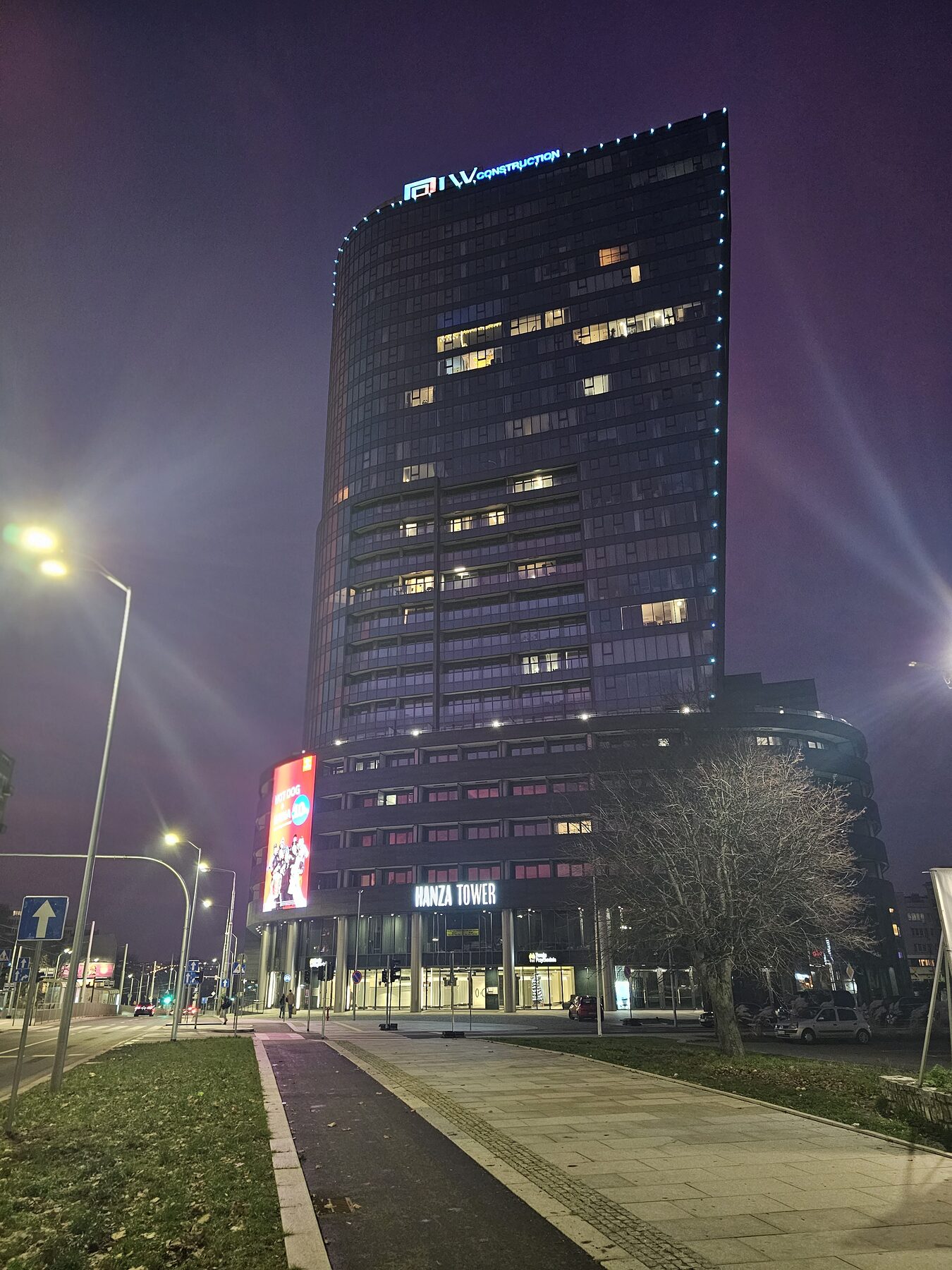 Hanza Tower podświetlona neonem o zmroku