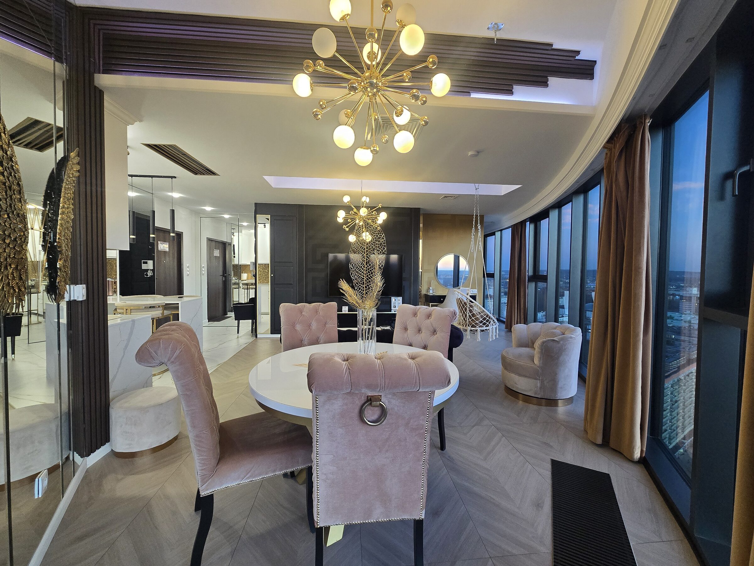 Salon z panoramicznym widokiem na miasto