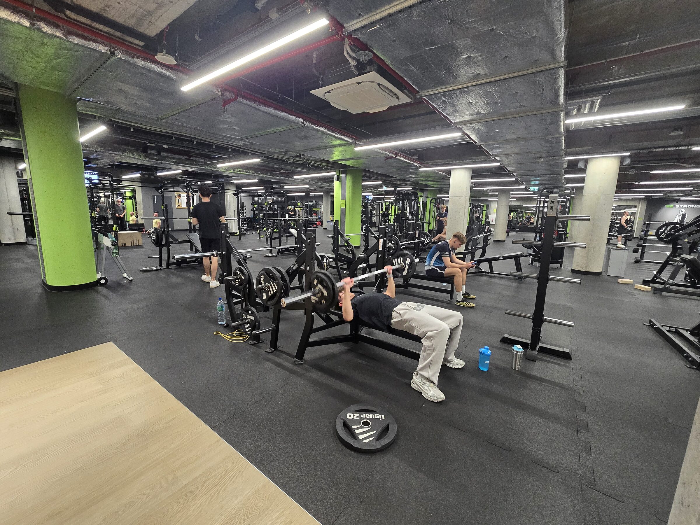 Strefa cardio i wolnych ciężarów