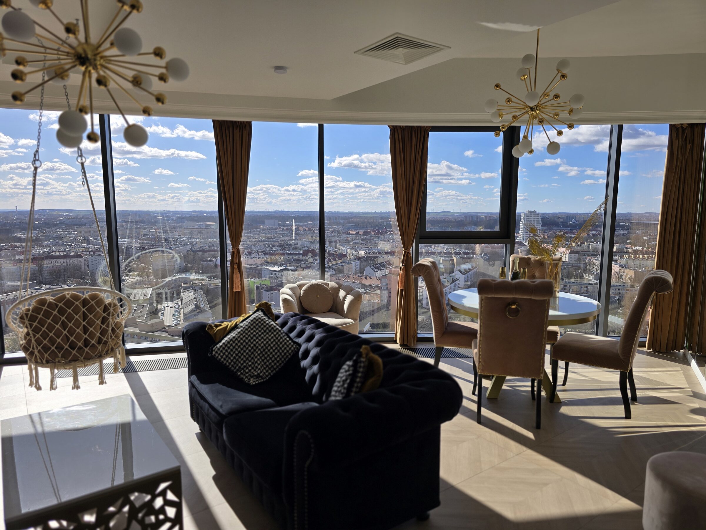 Jasny sky lounge z panoramą Szczecina za dnia