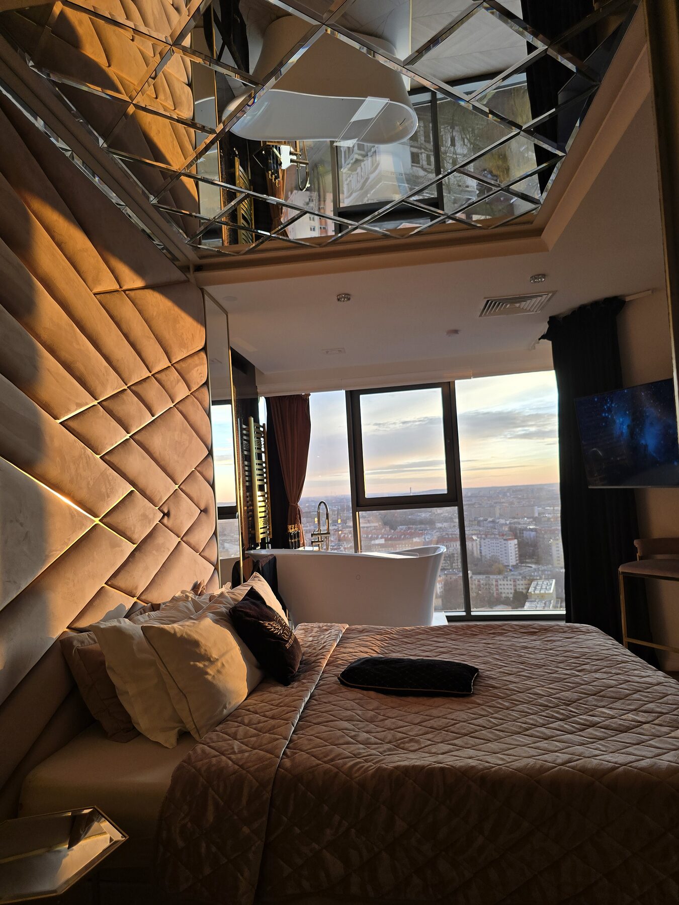 Wiszący fotel ze sky lounge i widok na zachód słońca