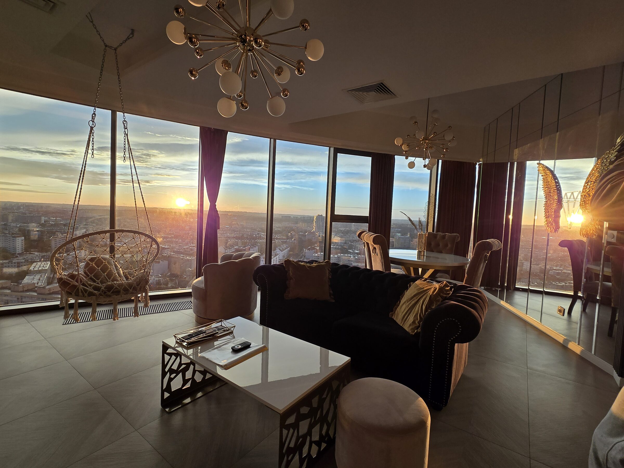 Zachód słońca nad Szczecinem widziany ze sky lounge