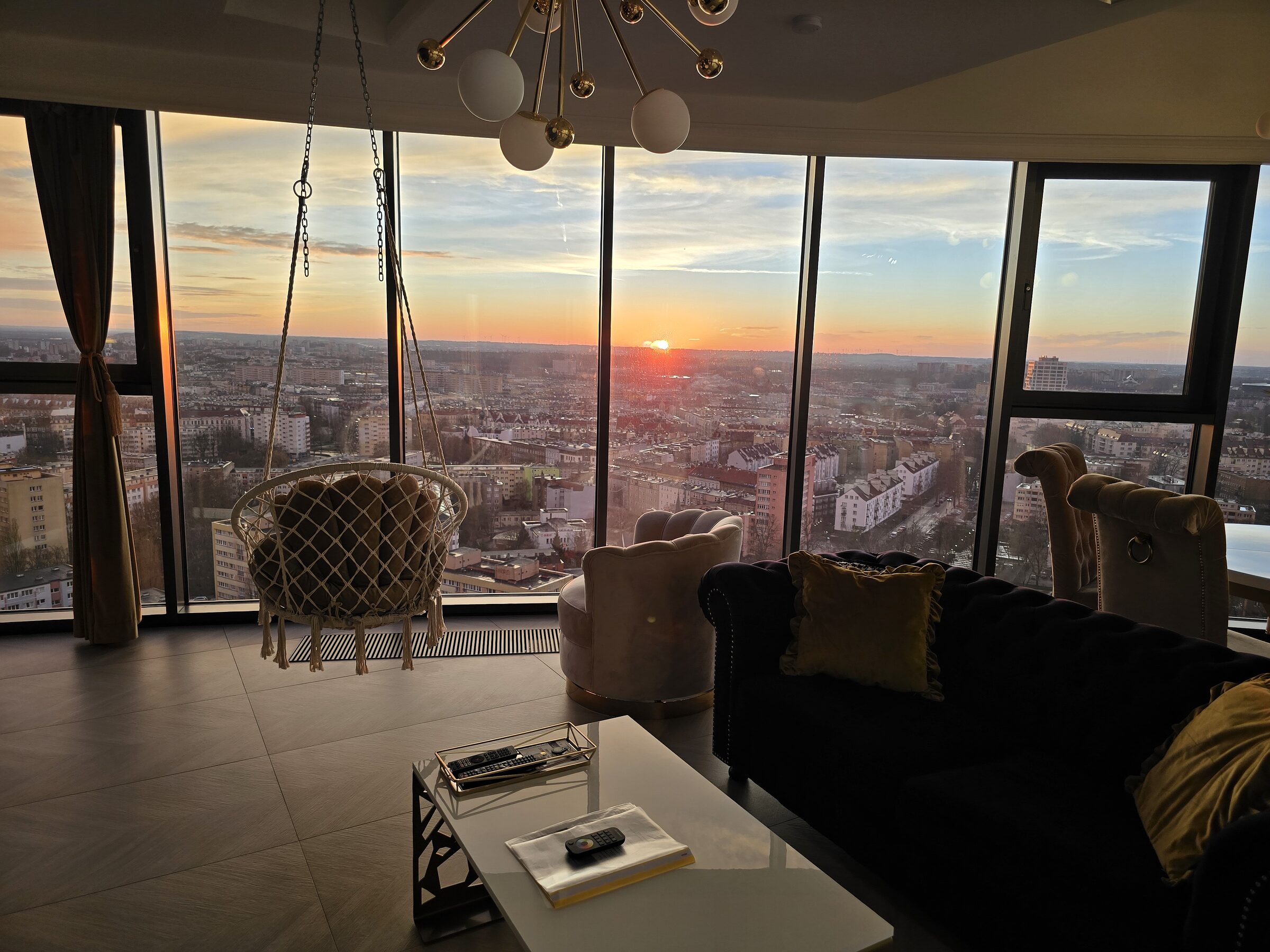 Sky lounge o zmierzchu z chandelierami