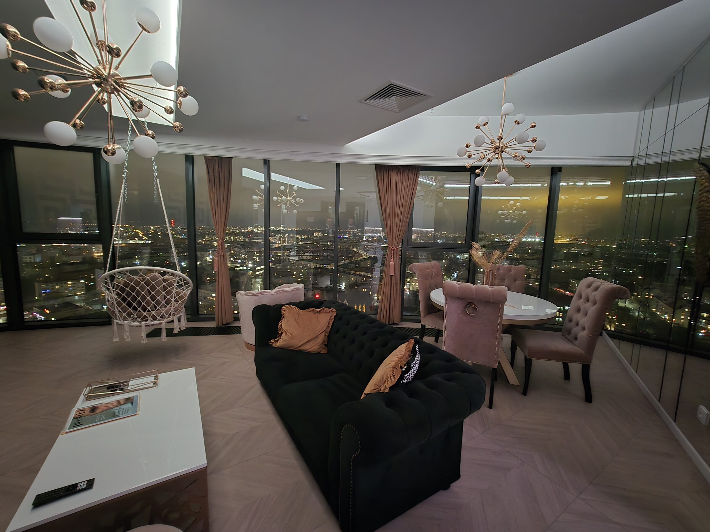 Wieczorny żyrandol w sky lounge