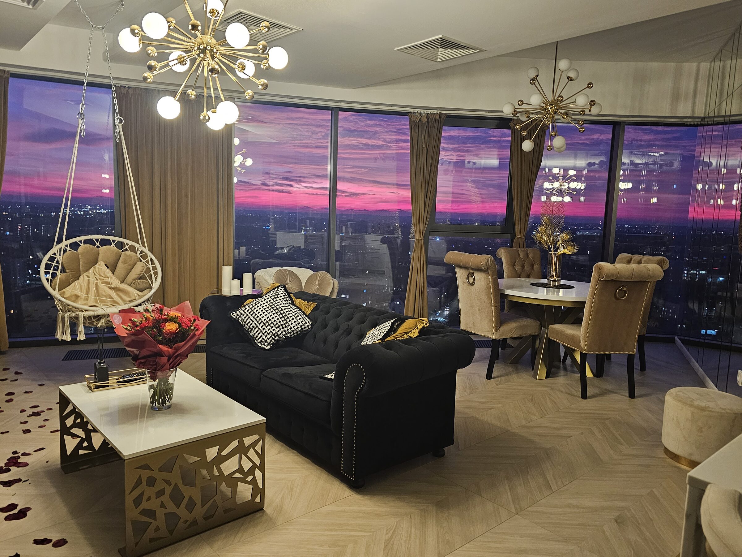 Sky lounge z żyrandolem o zachodzie słońca