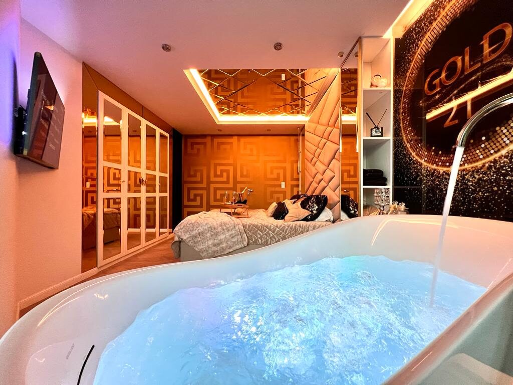 Strefa SPA z jacuzzi i kolumnami