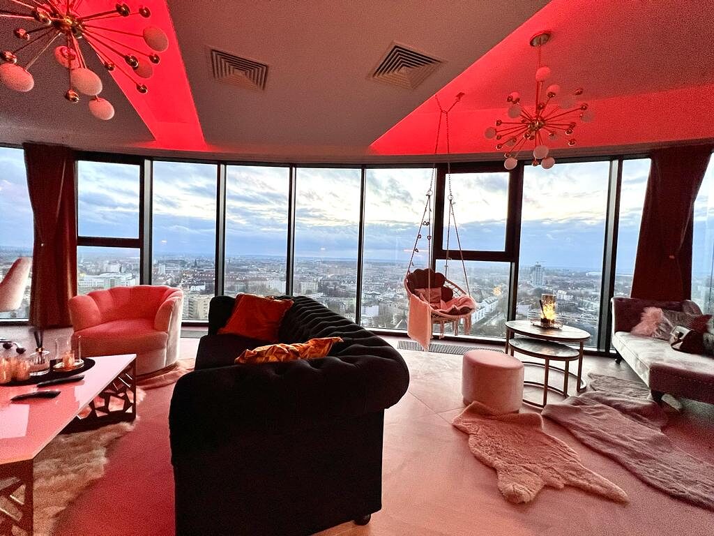 Wieczorny widok z sypialni apartamentu