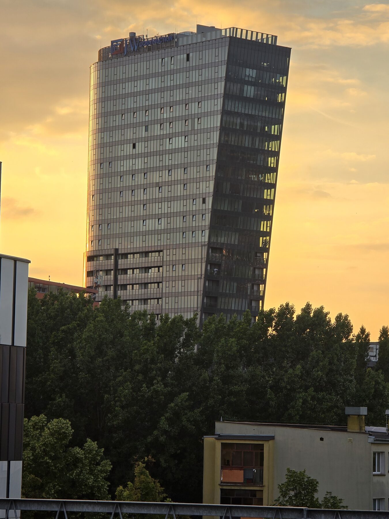 Hanza Tower z zewnątrz o zmierzchu