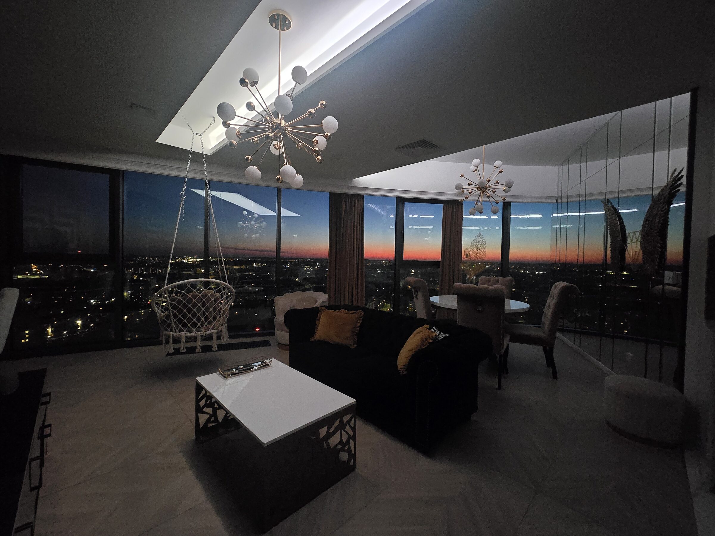 Apartament w ciepłym świetle zachodu